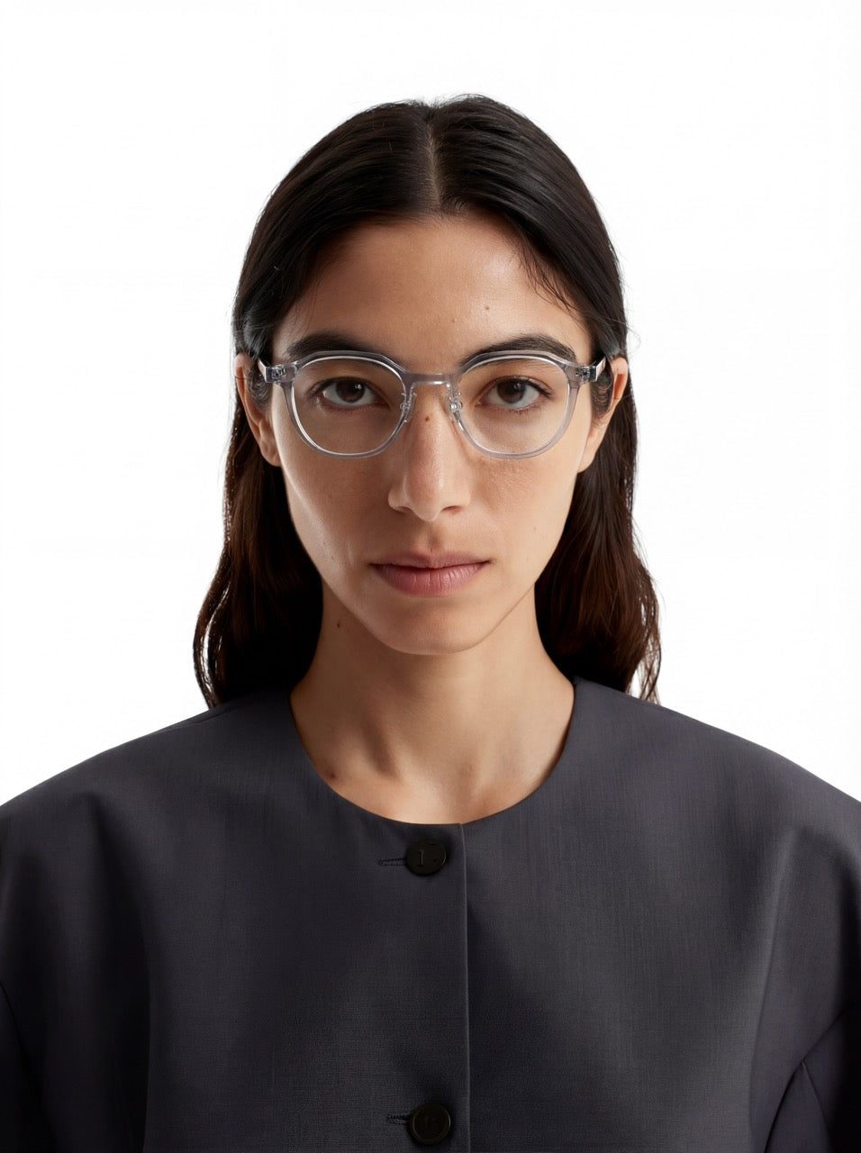 Dame trägt Panto Brille Gent aus TR90 und Acetat in Transparent