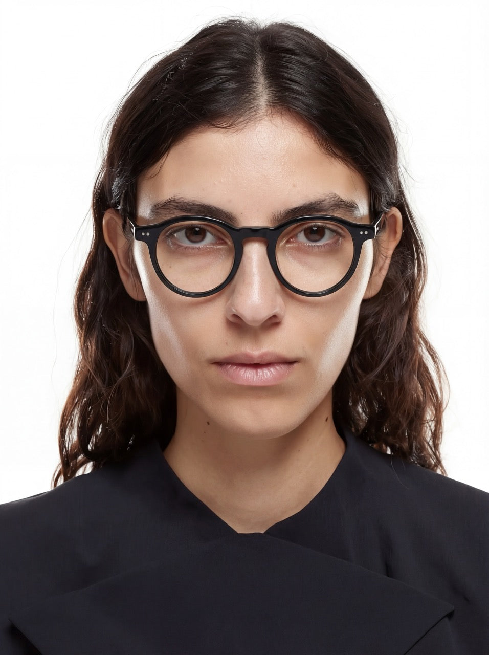 Dame trägt Panto Brille Granada aus Acetat in Schwarz