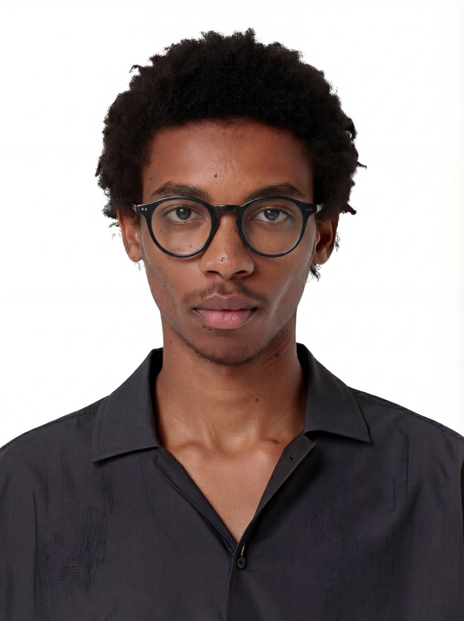 Mann trägt Panto Brille Granada aus Acetat in Schwarz