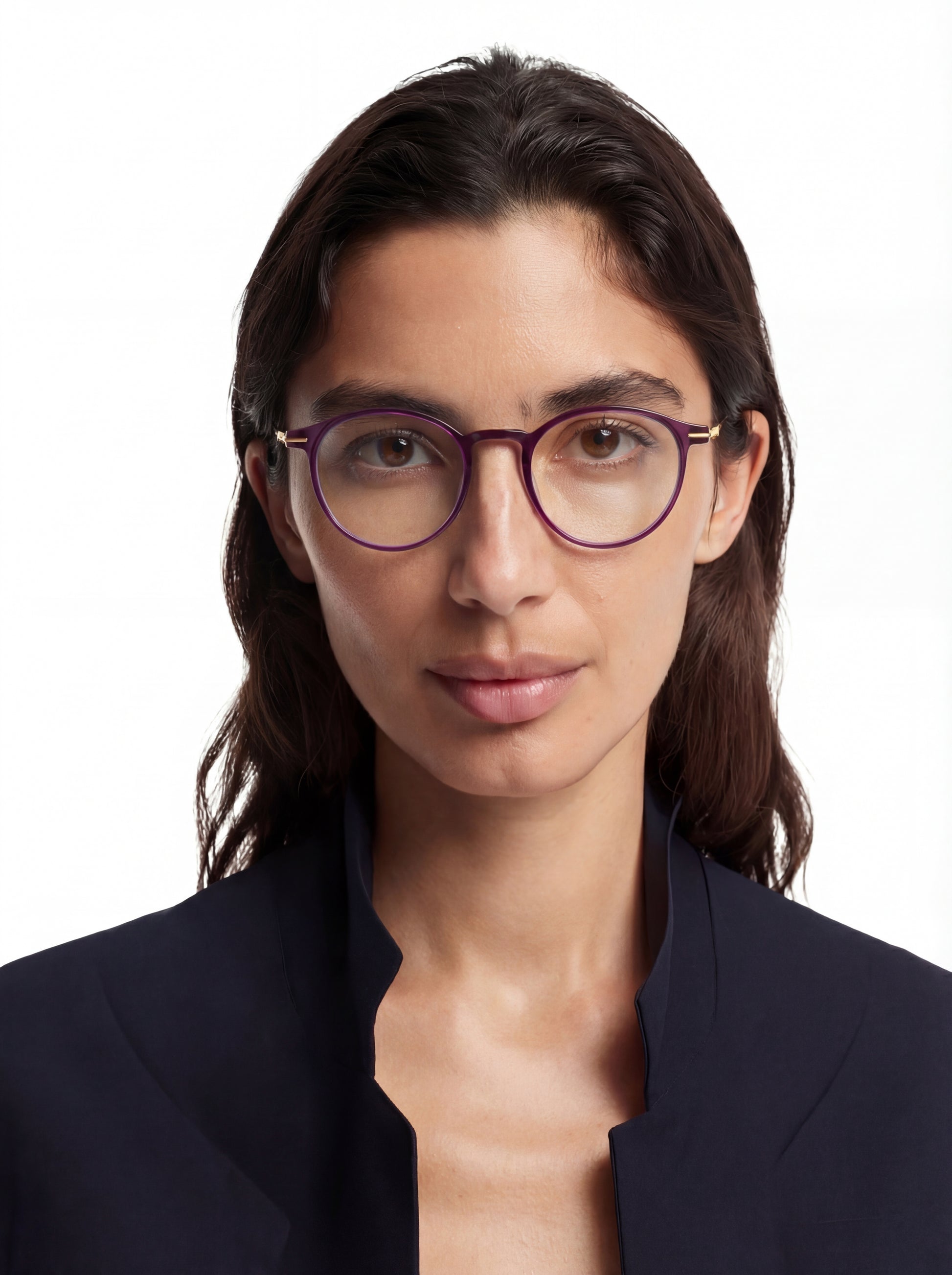 Dame trägt Panto Brille Lille aus Titanium in Lila