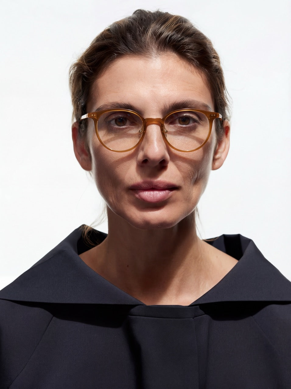 Dame trägt Panto Brille Valencia in Gelb