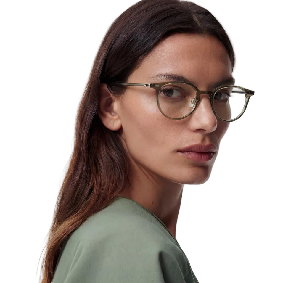 Frau trägt Panto Brille Valencia in Grün, Seitenansicht im Profil