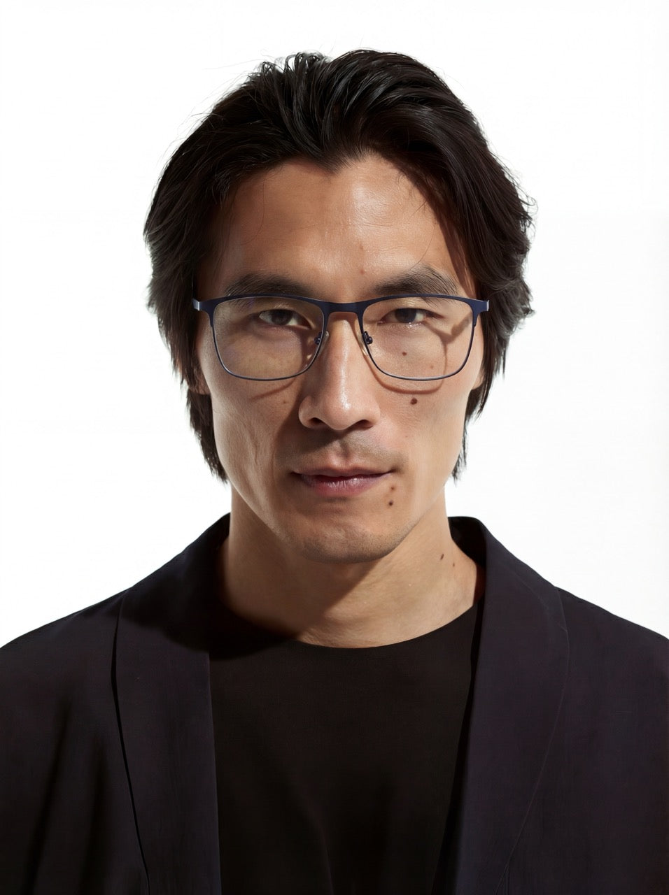 Mann trägt rechteckige Brille Bergen aus Metall in Blau