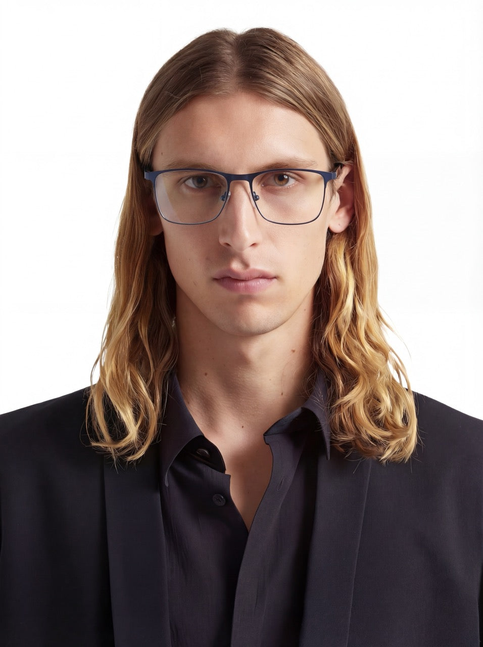Mann trägt rechteckige Brille Bergen aus Metall in Blau