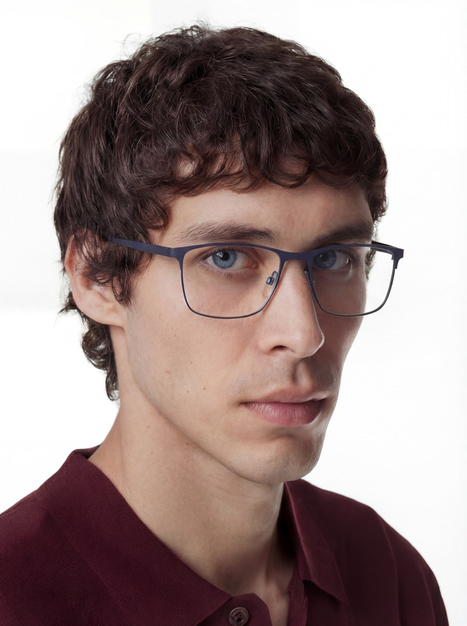 Mann trägt rechteckige Brille Bergen aus Metall in Blau, Seitenansicht im Profil