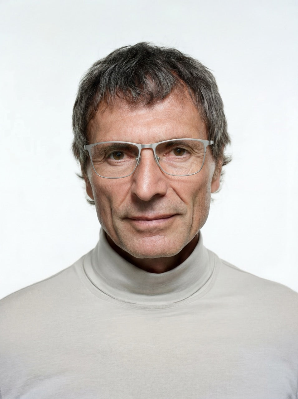 Mann trägt rechteckige Brille Bergen aus Metall in Grau