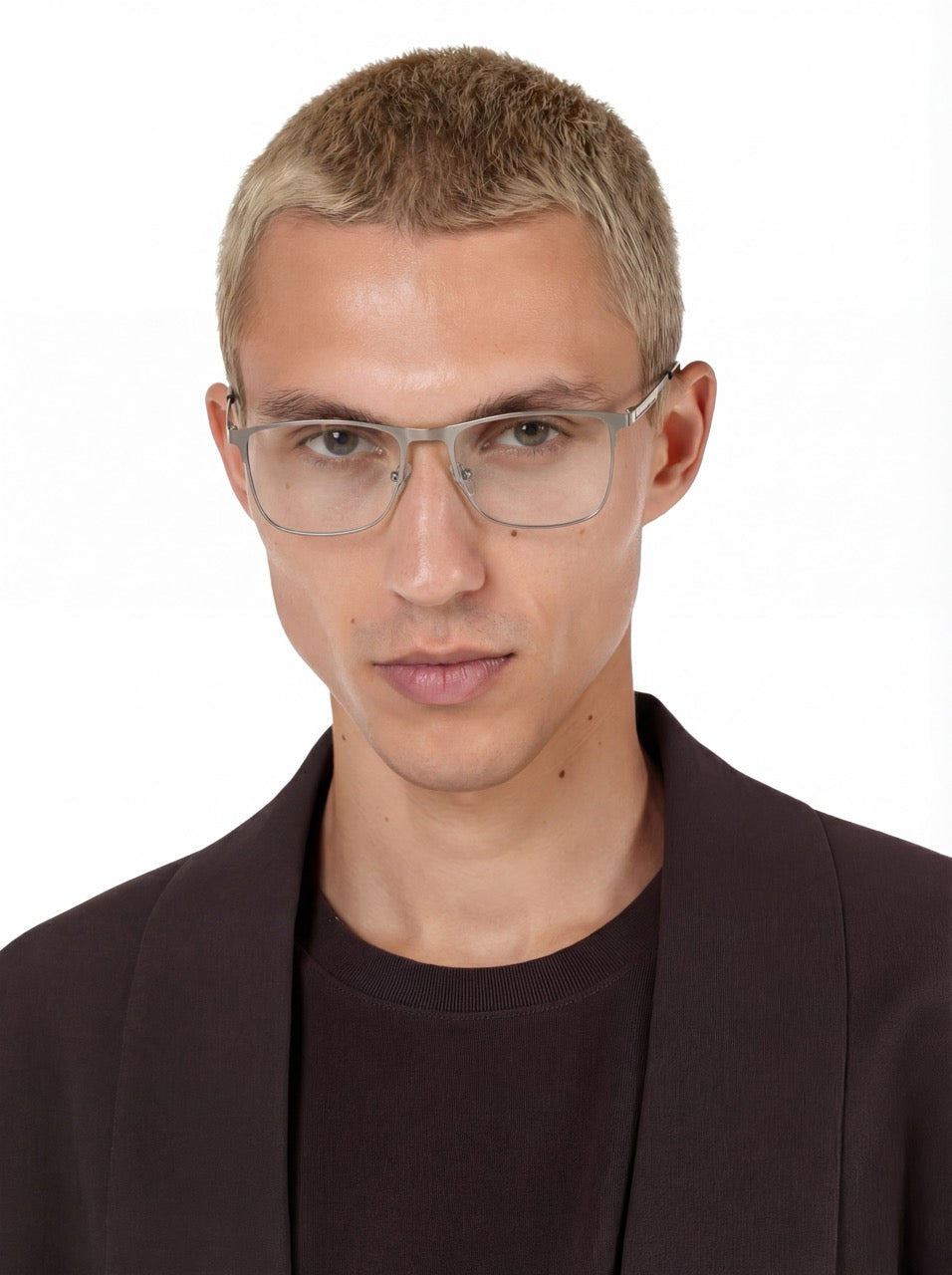 Mann trägt rechteckige Brille Bergen aus Metall in Grau