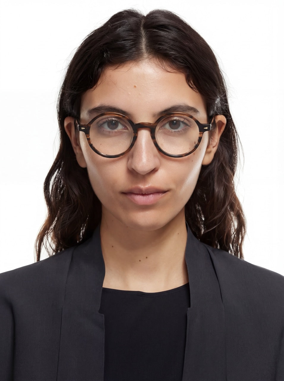 Dame trägt runde Brille Tallinn aus Acetat in Havana