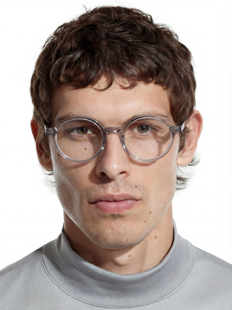 Mann trägt runde Brille Tallinn aus Acetat in Transparent Grau