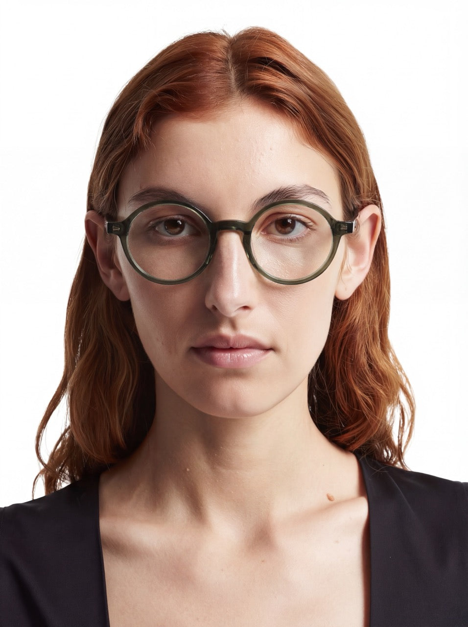 Dame trägt runde Brille Tallinn aus Acetat in Transparent Grün