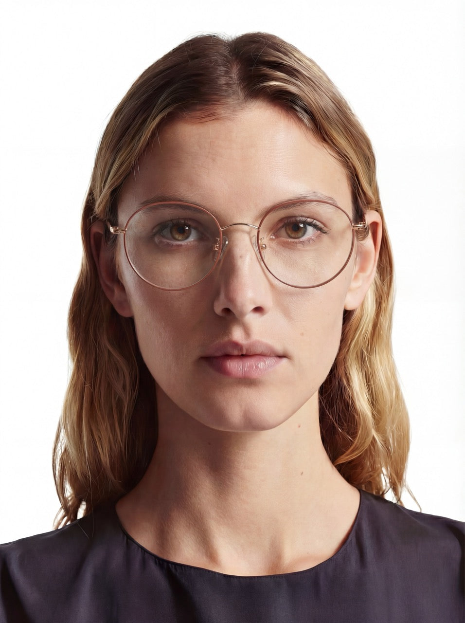 Dame trägt runde Windsor Brille Aarhus aus TR90 in Rot
