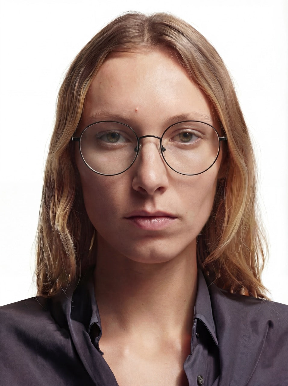 Junge Dame trägt runde Windsor Brille Aarhus aus TR90 in Schwarz