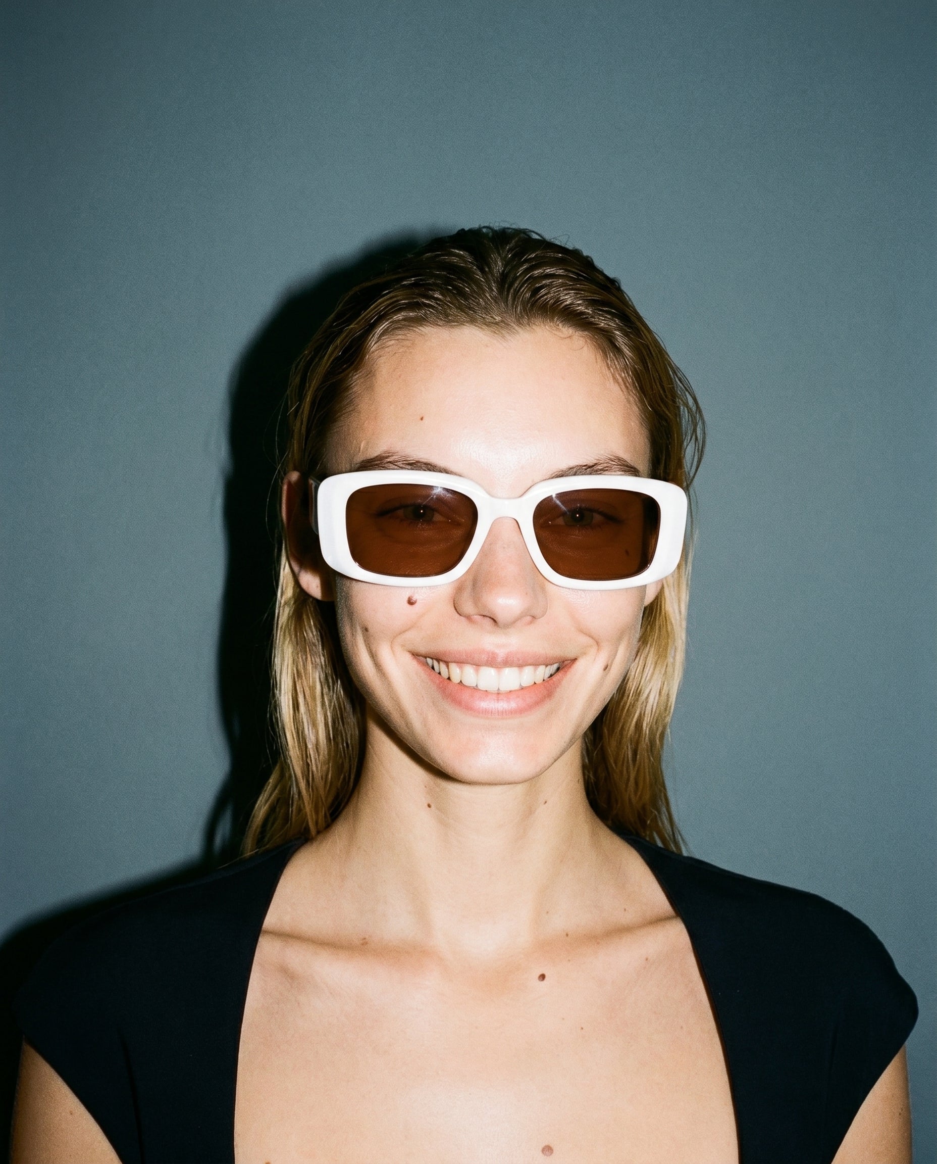 Salamanca Sonnenbrille in Ivory White am Modell 1