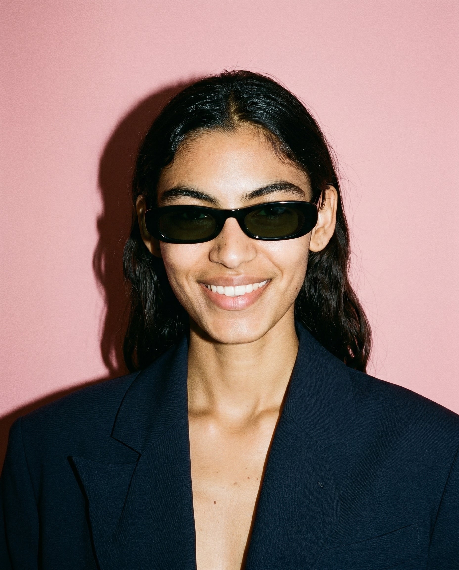 Santorini Sonnenbrille in Midnight Black am Modell 1