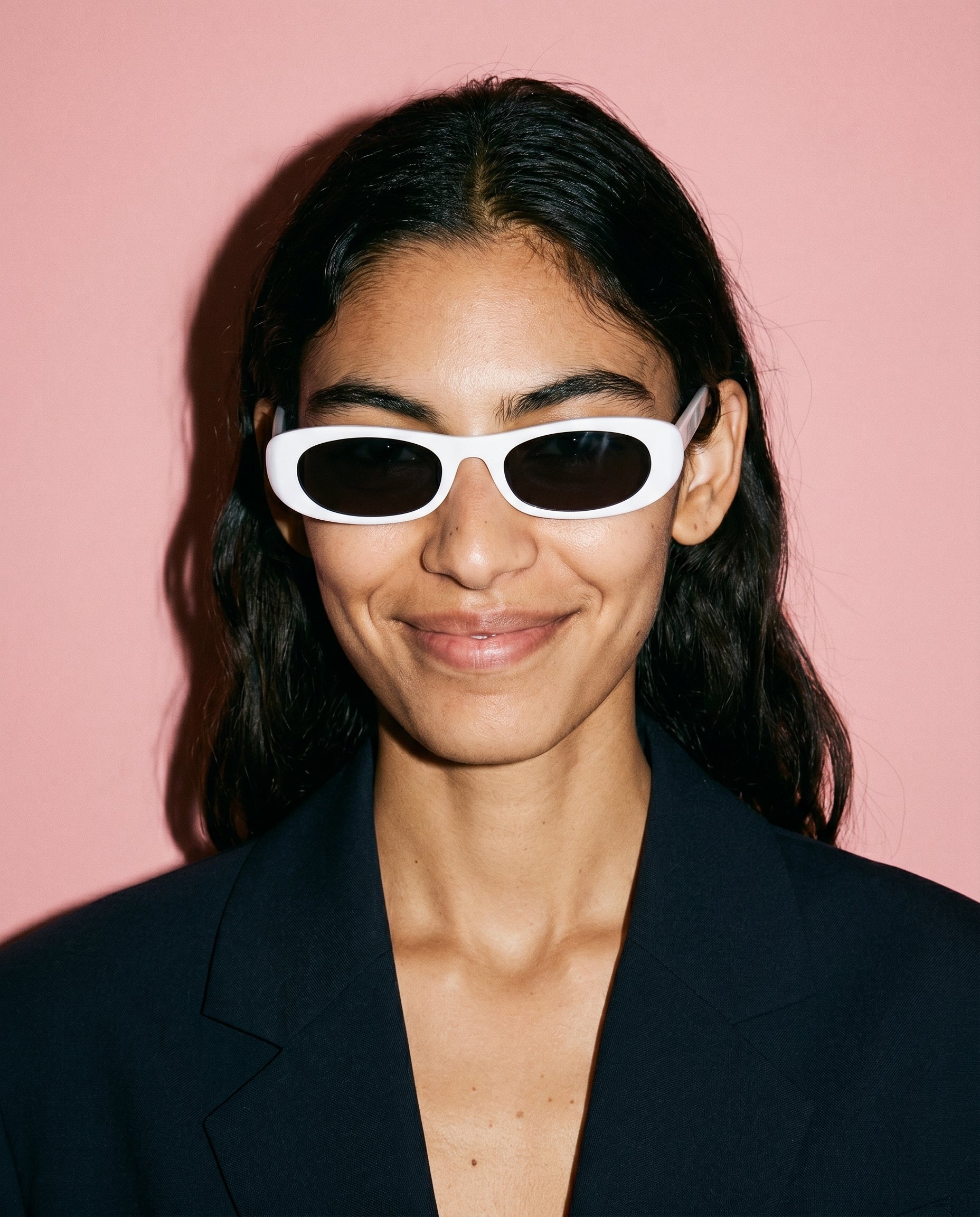 Santorini Sonnenbrille in Ivory White am Modell 2