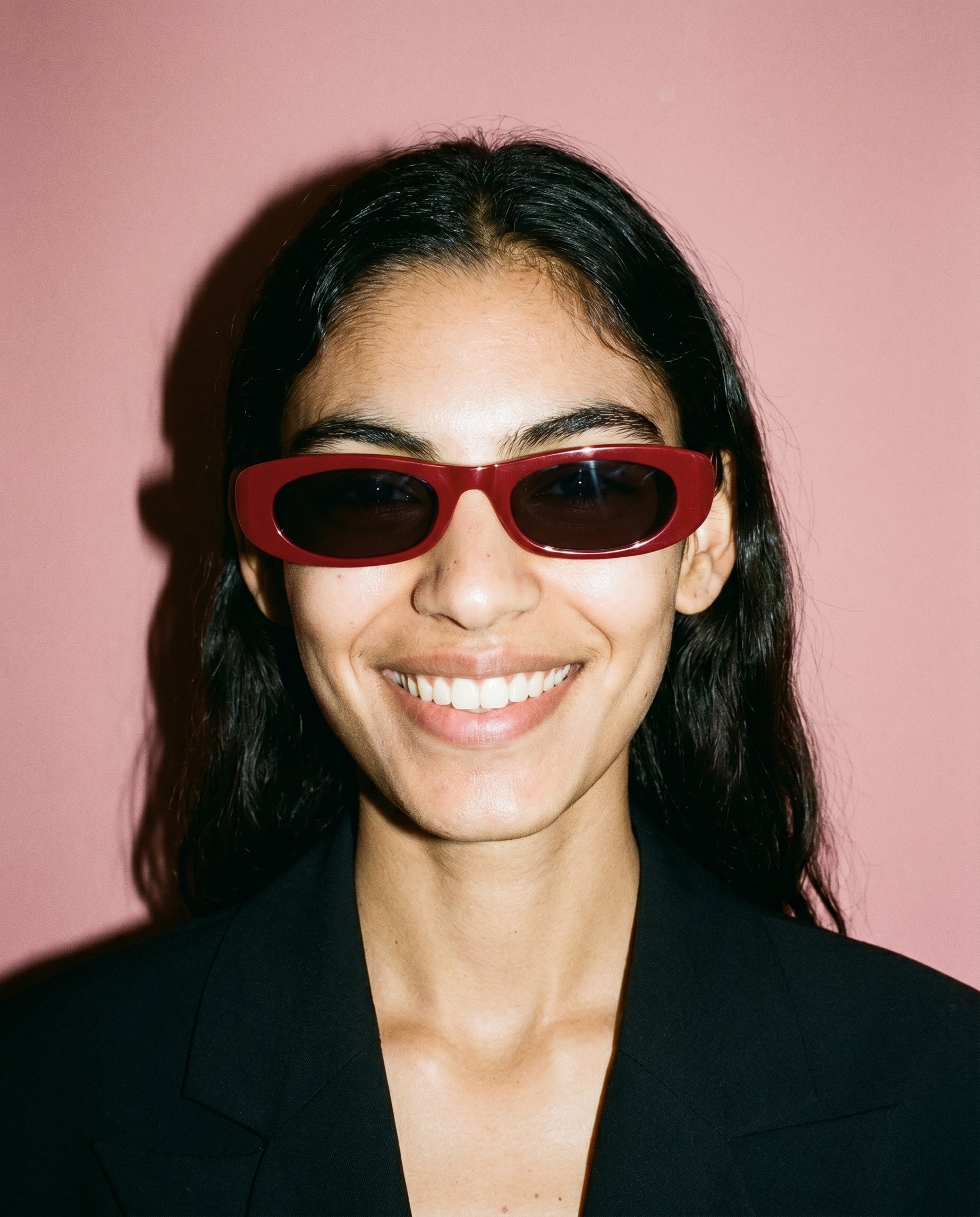 Santorini Sonnenbrille in Crimson Red am Modell 3