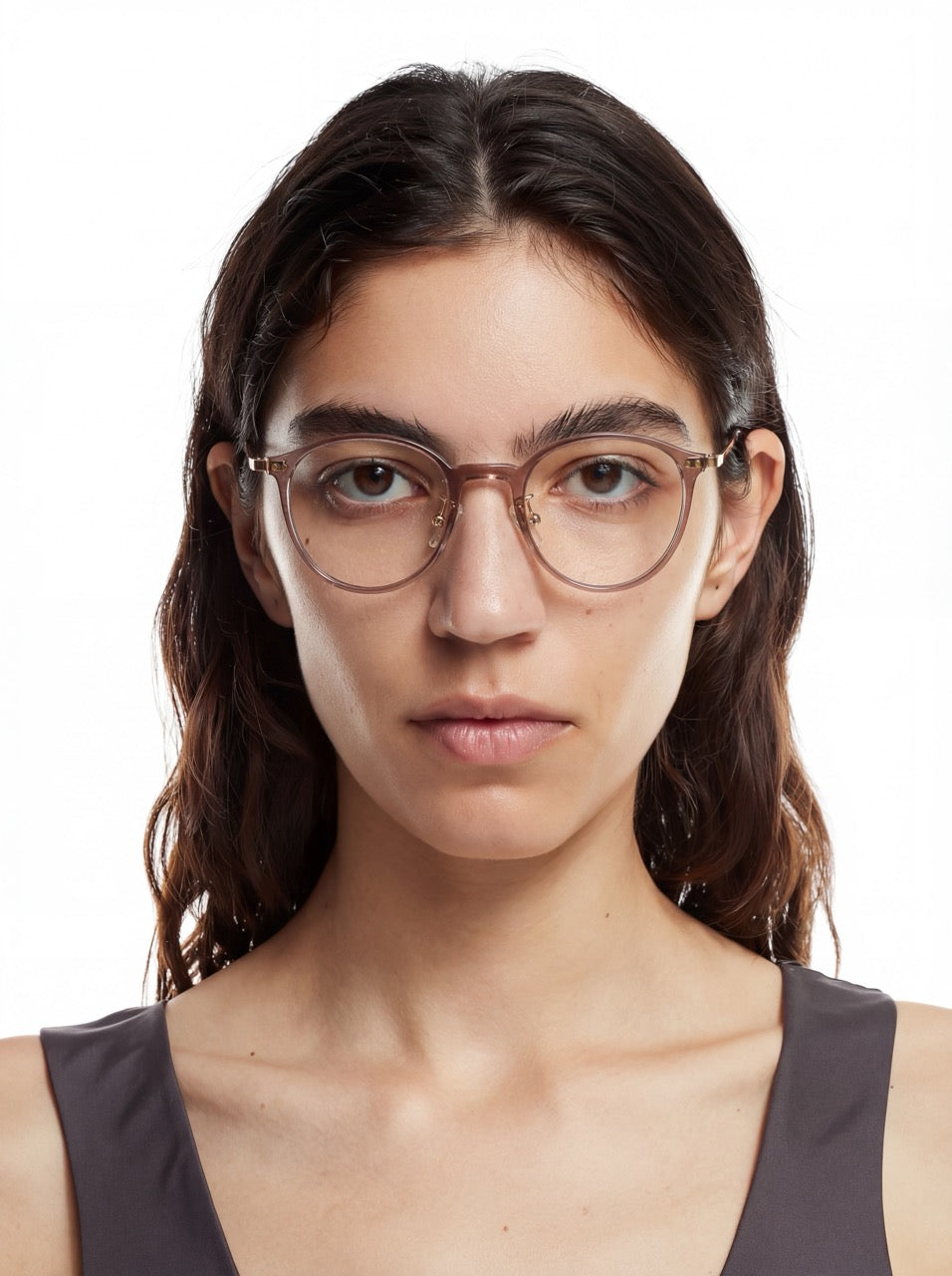 Dame trägt Soft Cat Eye Brille Nice aus TR90 in Taupe