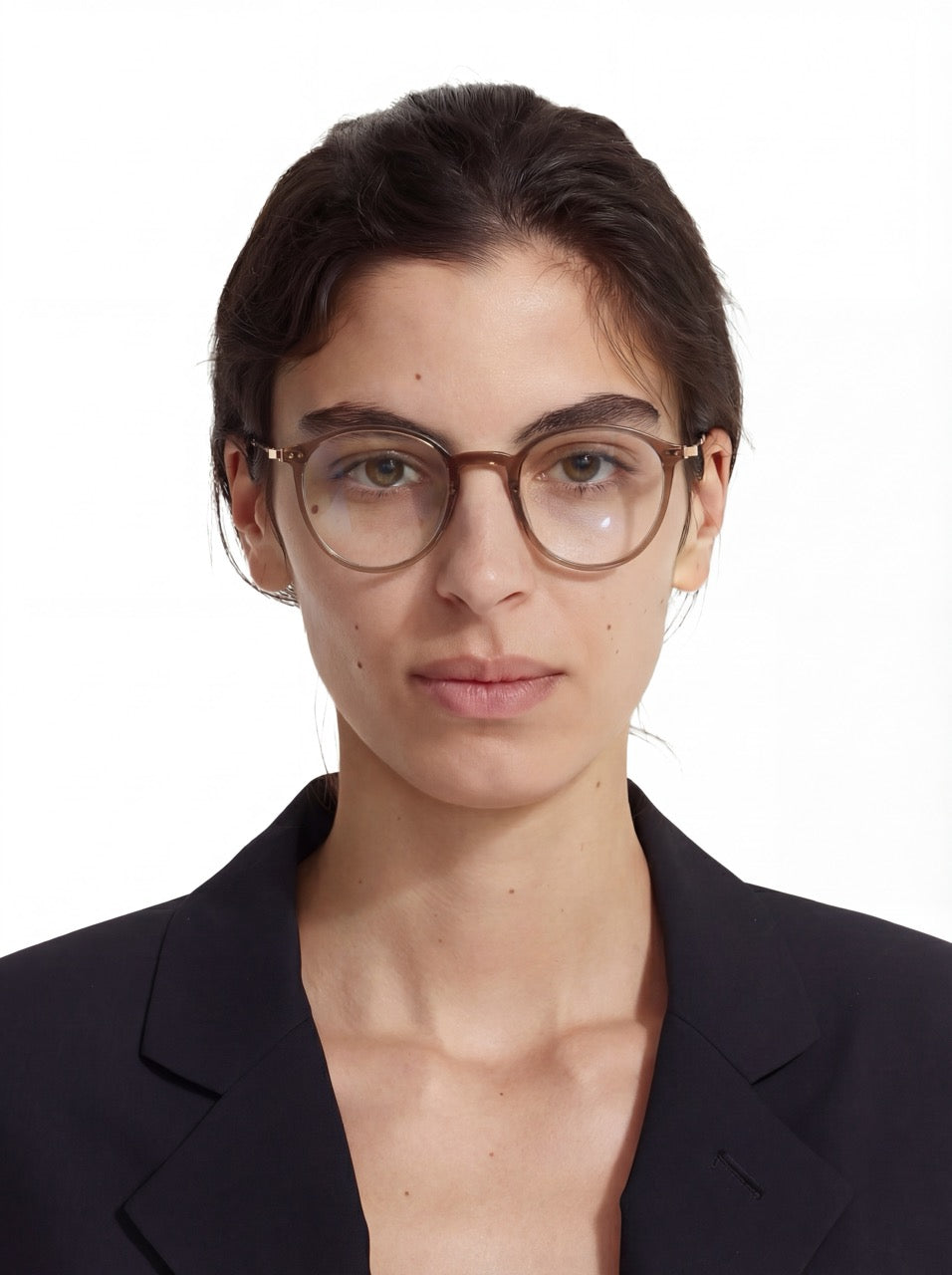 Dame trägt Soft Cat Eye Brille Nice aus TR90 in Taupe