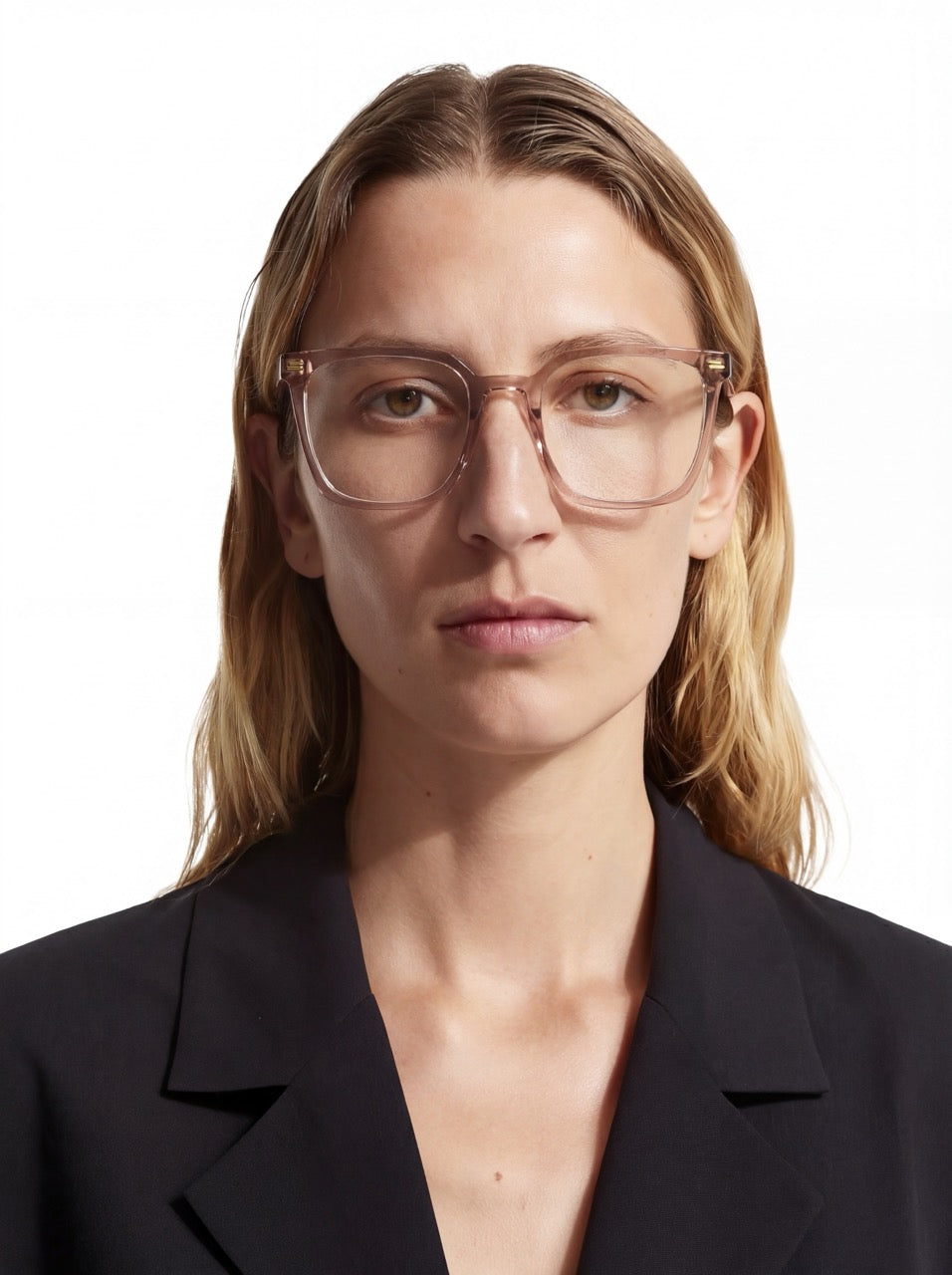 Dame trägt Square Brille Lucerne aus TR90 und Metall in Taupe