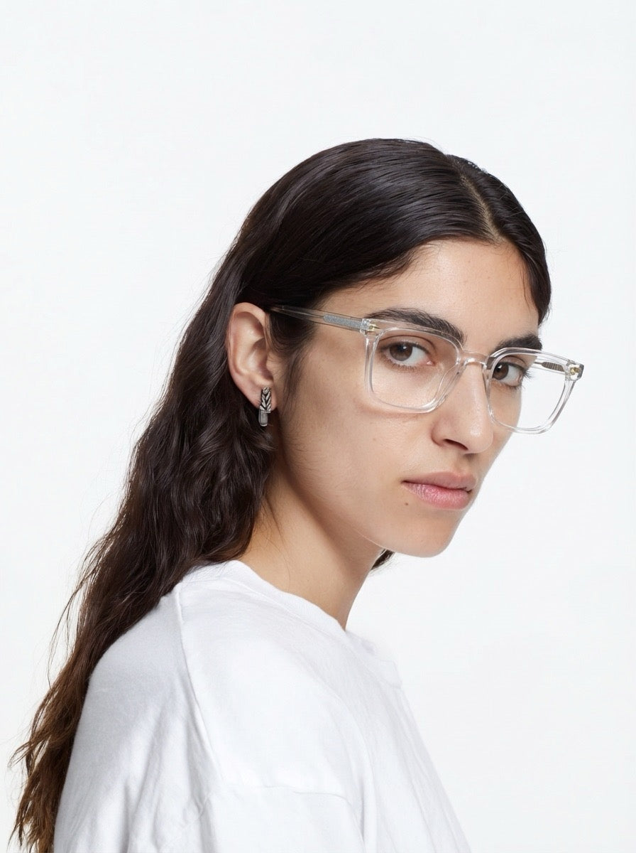 Dame trägt Square Brille Lucerne aus TR90 und Metall in Transparent, Seitenansicht im Profil