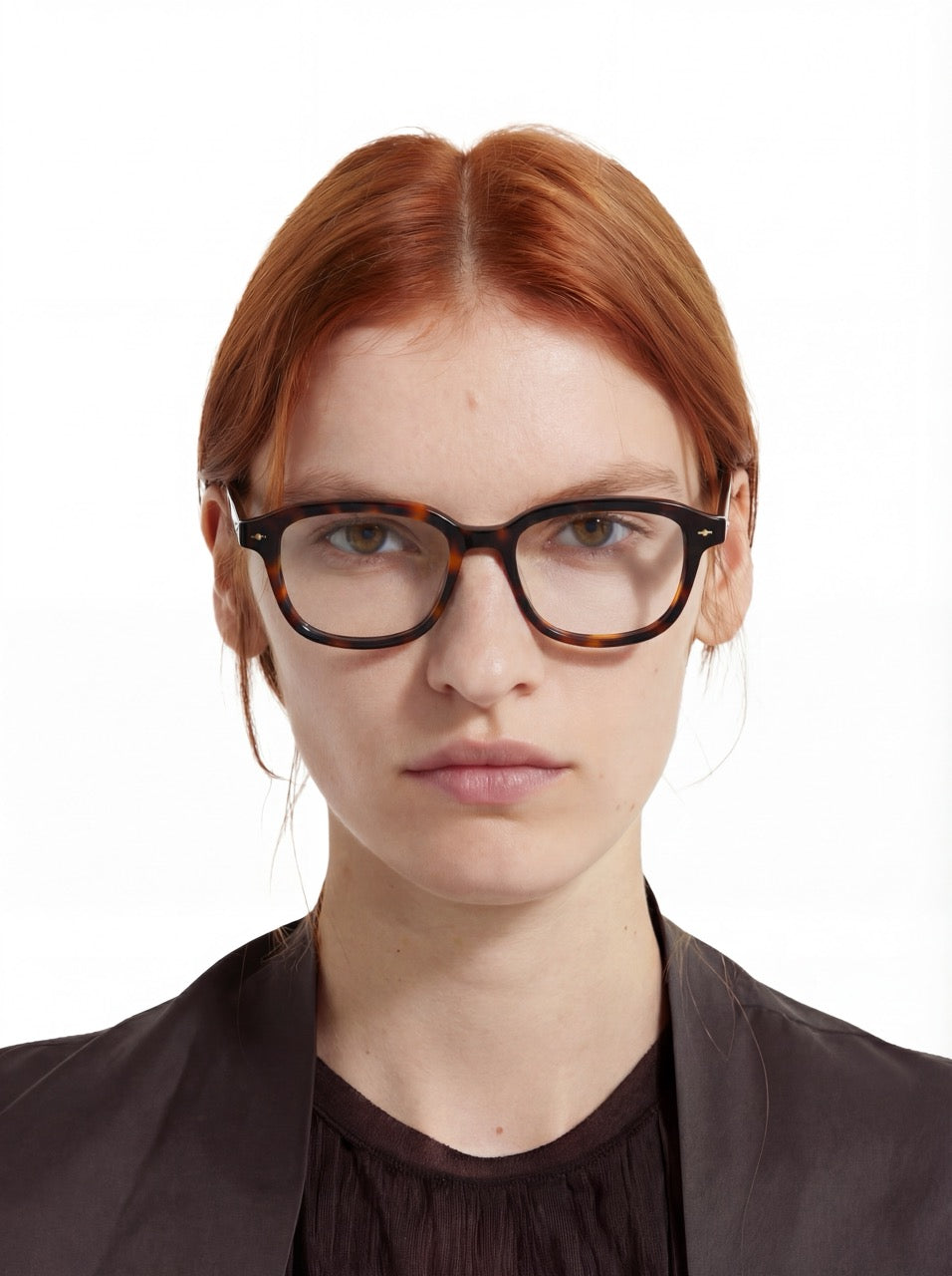 Dame trägt Square Brille Palermo aus Acetat in Havana