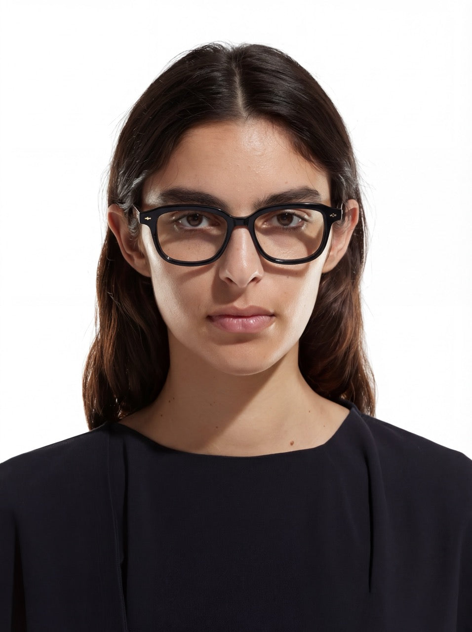 Dame trägt Square Brille Palermo aus Acetat in Schwarz