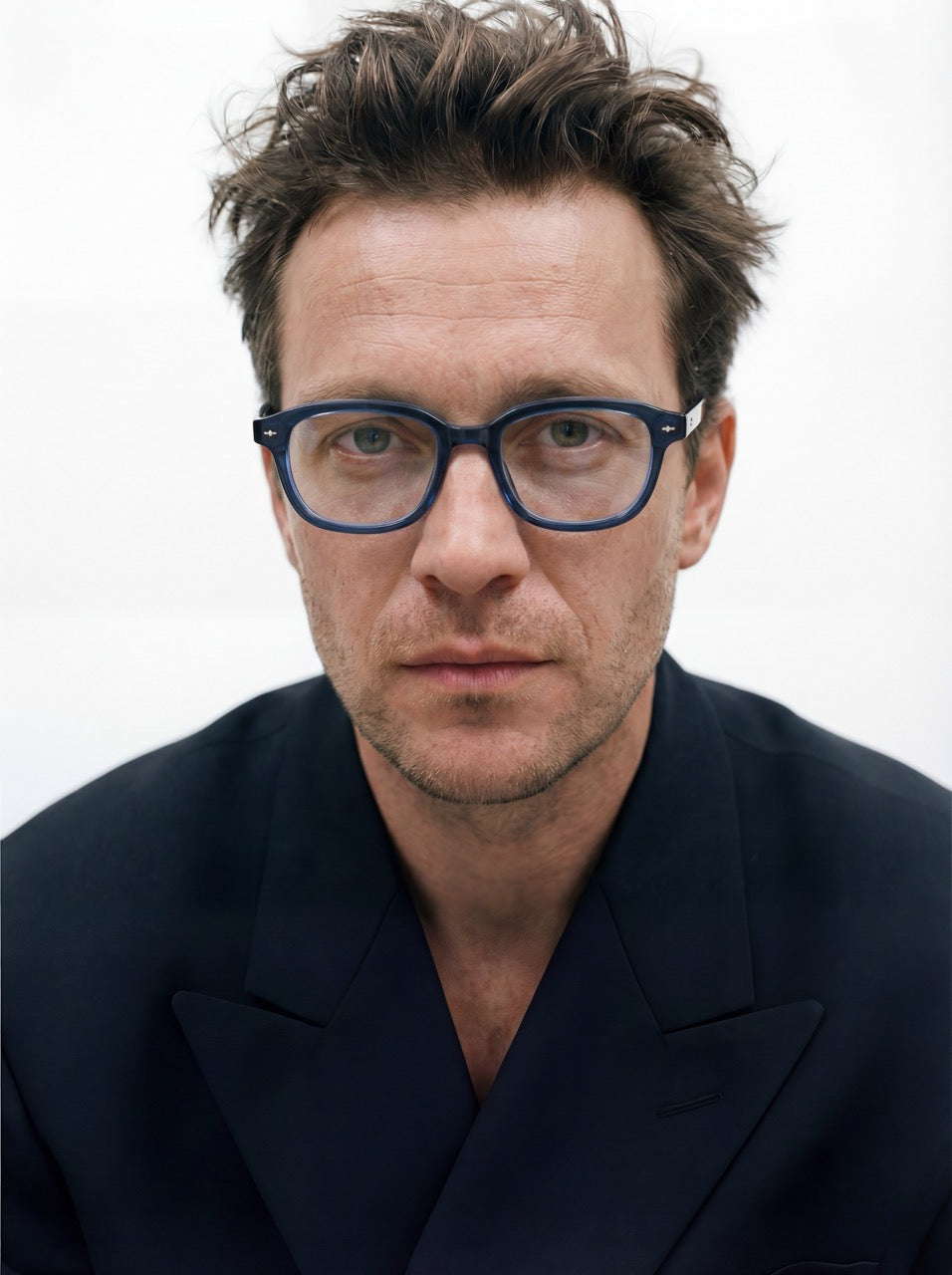 Herr trägt Square Brille Palermo aus Acetat in Transparent Blau