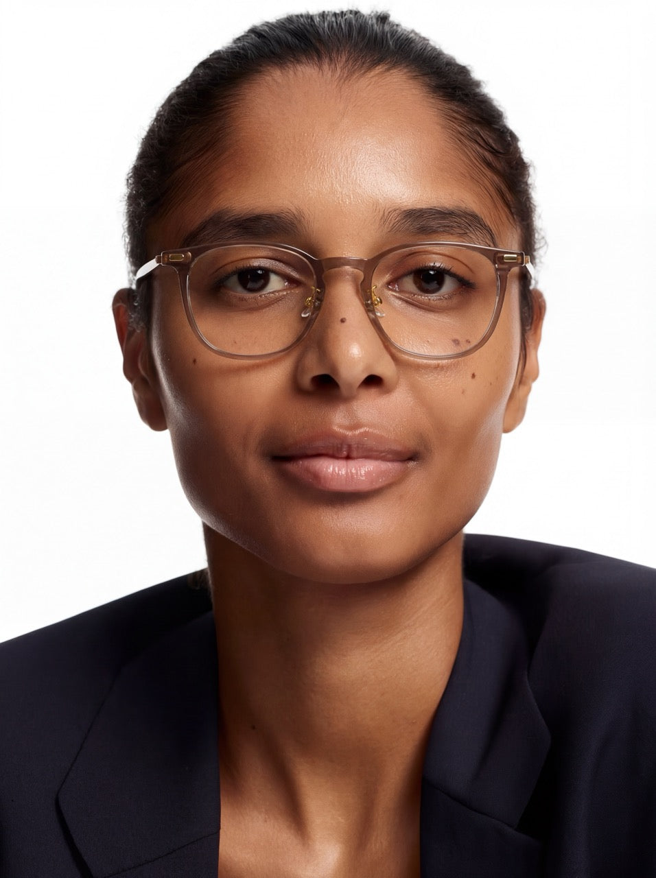 Dame trägt Square Brille Torino aus Titanium und TR90 in Pink, 2