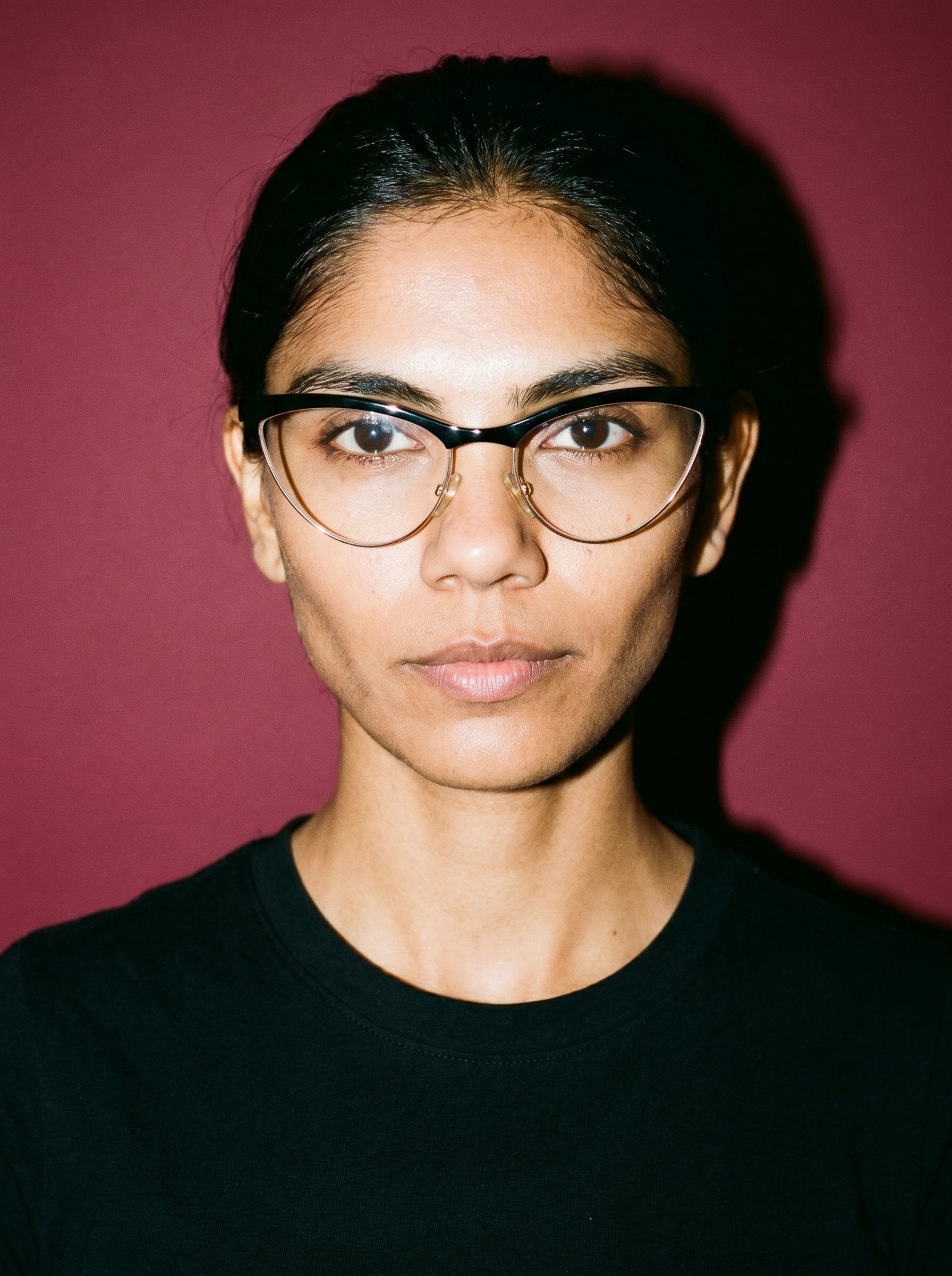 Visiloox Catania Einstärkenbrille in Noir – Cat-Eye Damenbrille aus Metall + TR90, getragen vom Model