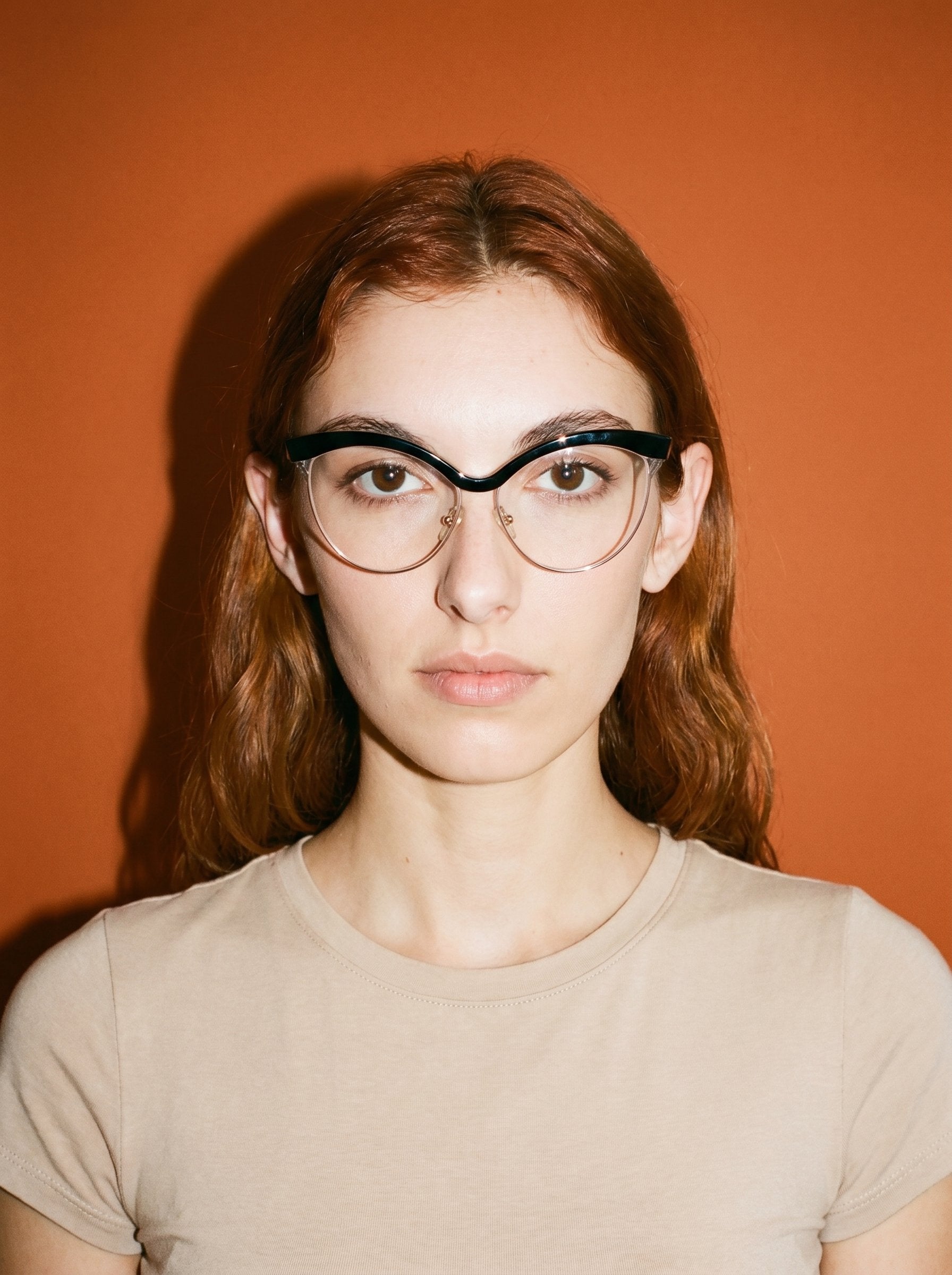 Visiloox Mombasa Einstärkenbrille in Noir – Butterfly Cat-Eye Damenbrille aus Metall + TR90, getragen vom Model