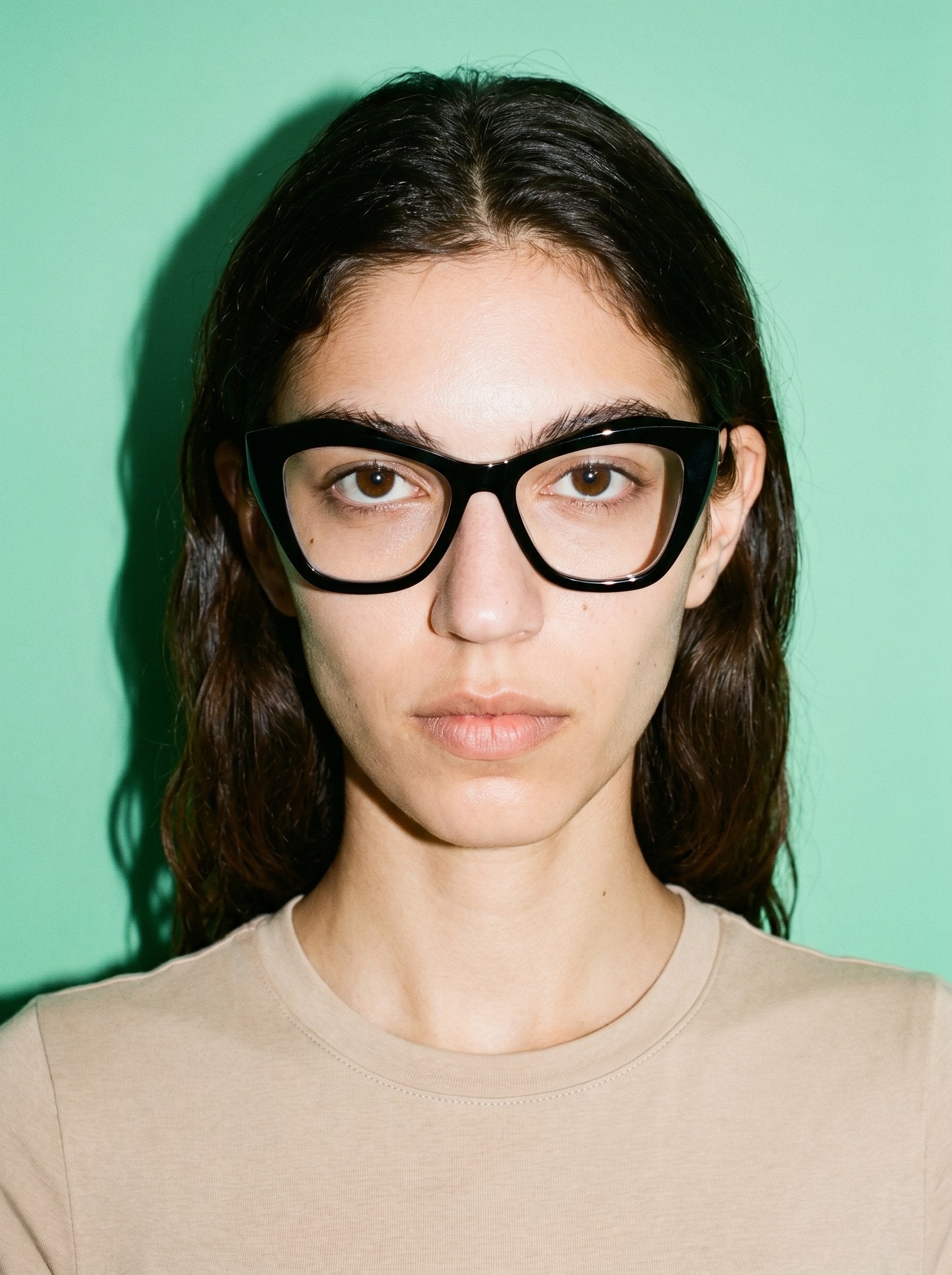 Visiloox Ravenna Einstärkenbrille in Noir – Cat-Eye Damenbrille aus TR90, getragen vom Model