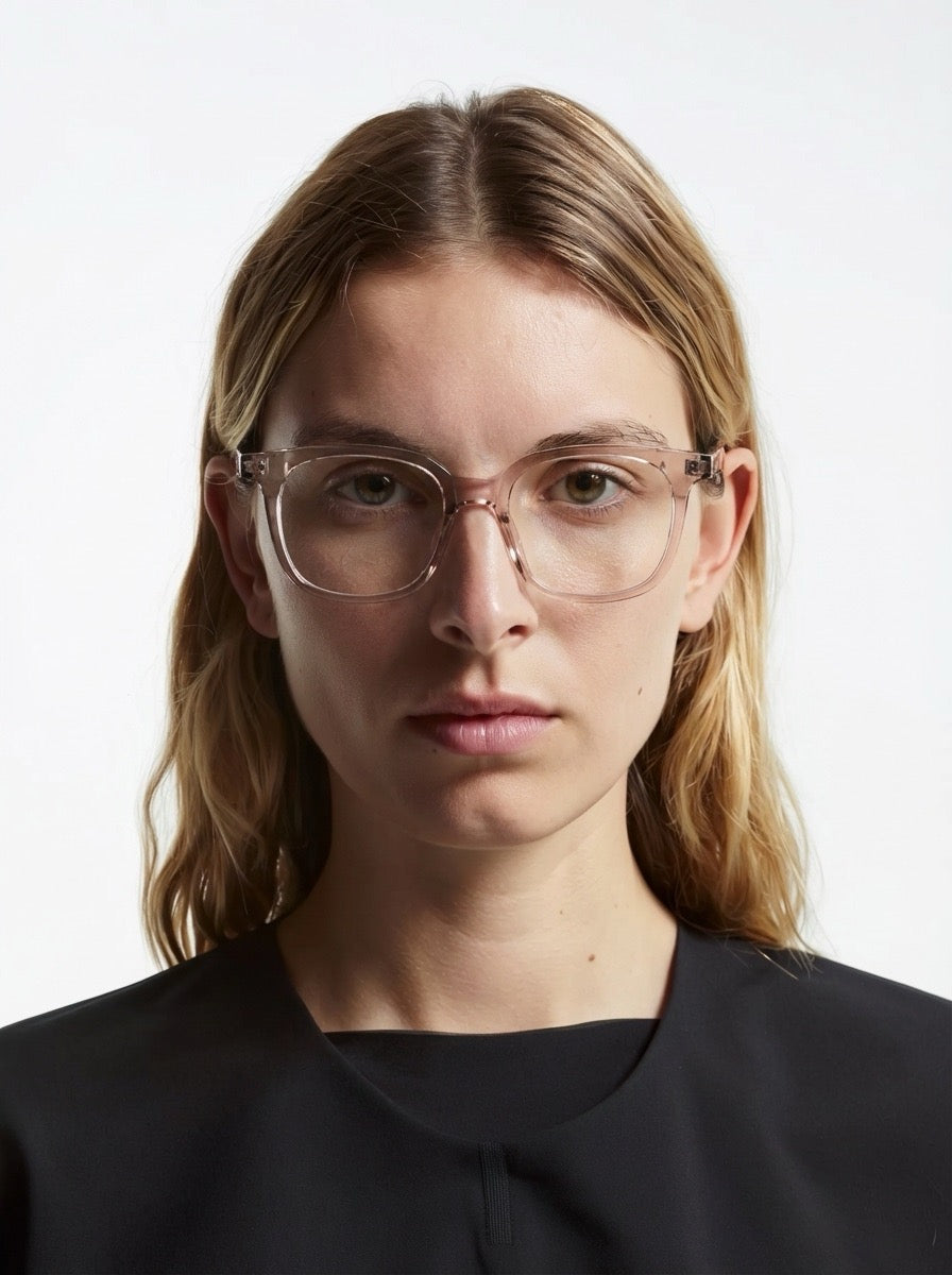 Dame trägt Wayfarer Brille Basel aus TR90 in Taupe