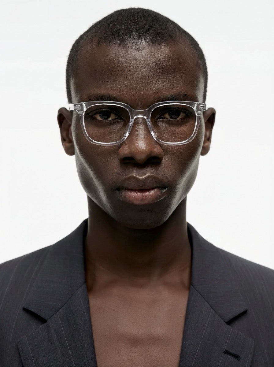 Mann trägt Wayfarer Brille Basel aus TR90 in Transparent